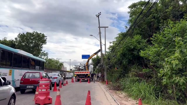 Enel associa colisão em postes elétricos a falta de energia para mais de 200 mil pessoas no Ceará