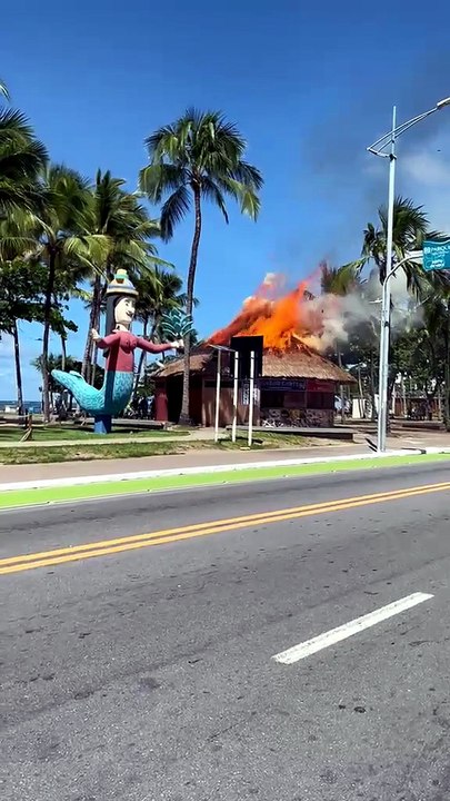 Curto-circuito provoca incêndio em barraca na Pajuçara; seis boxes foram atingidos