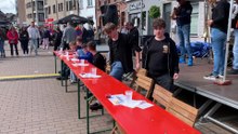 Un concours de plus grands mangeurs de fricadelles à la braderie de Nivelles