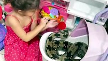 Menina viraliza ao brincar de casinha com serpente de estimação