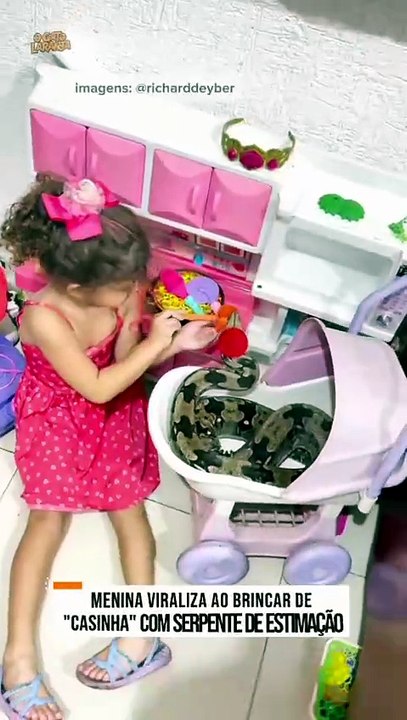 Menina viraliza ao brincar de casinha com serpente de estimação