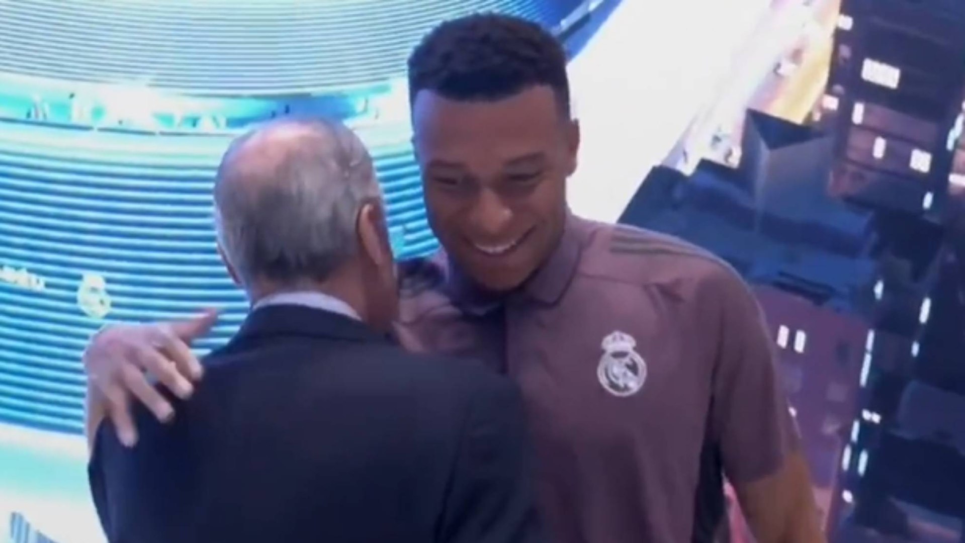 Cariñoso saludo entre Florentino y Mbappé antes del partido ante el Oviedo