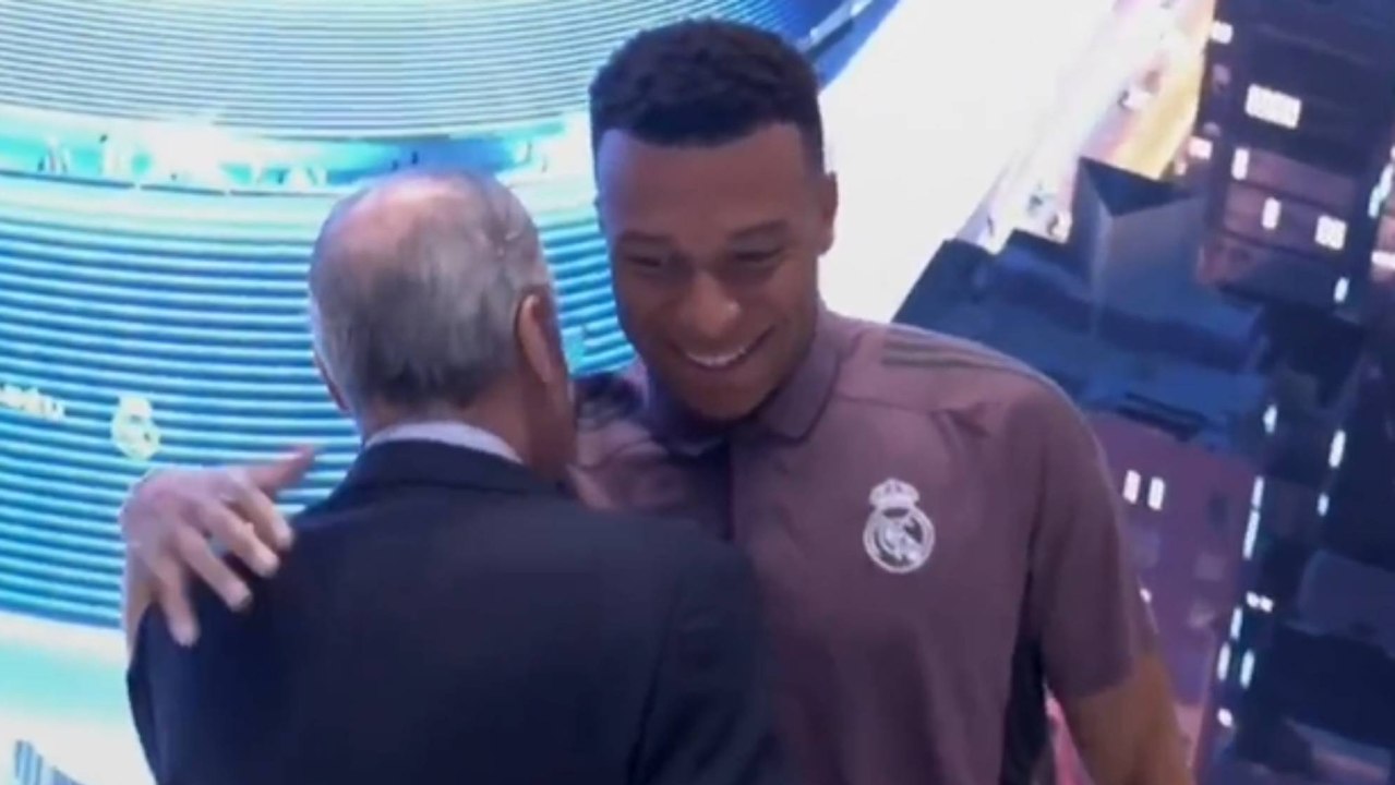 Cariñoso saludo entre Florentino y Mbappé antes del partido ante el Oviedo