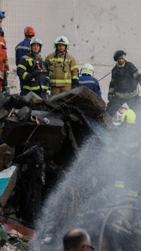Ucrania recupera dos cuerpos de los escombros tras un ataque masivo ruso