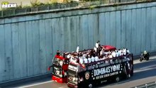 Galatasaraylı futbolcular, şampiyonluk kutlamaları için RAMS Park'a ulaştı