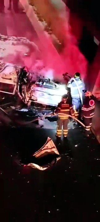 Camioneta vuelca y arde en llamas rumbo a Santa Fe; rescatan a dos hombres heridos