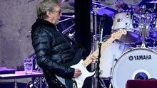 エリック・クラプトン、マドリード公演中に観客からレコードを投げつけられる