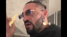 Agozzino Alfredo story circondato dai suoi gatti e cani