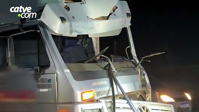 Motorista sofre fratura ao ficar preso nas ferragens de caminhão na BR-277 em Cascavel