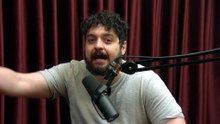 Monark Acorda Em Uma Igreja Em 4K