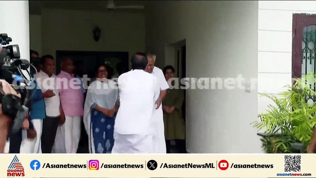 ഇനിയൊരു ചായയാവാം... വി.ഡി.സതീശനെ സ്വീകരിച്ച് ഇരുത്തി പിണറായി വിജയൻ