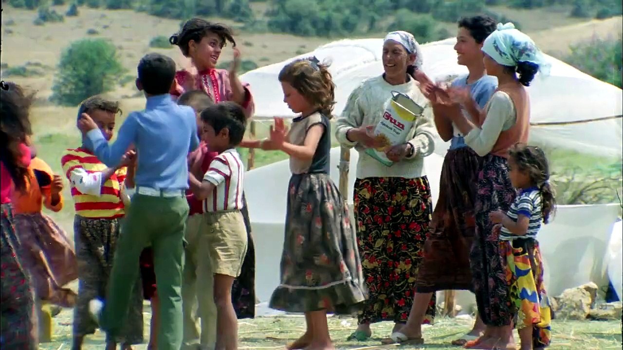 Kurbağalar Türk Filmi _ Erdoğan, Elmas_ı Dikizliyor