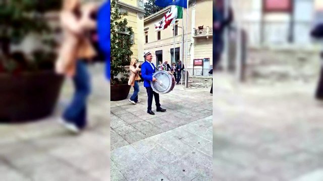 Olbia festeggia San Simplicio: il sindaco Settimo Nizzi suona la grancassa con la banda Mibelli