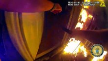"Coragem". Polícia salva mulher e duas crianças de casa em chamas nos EUA