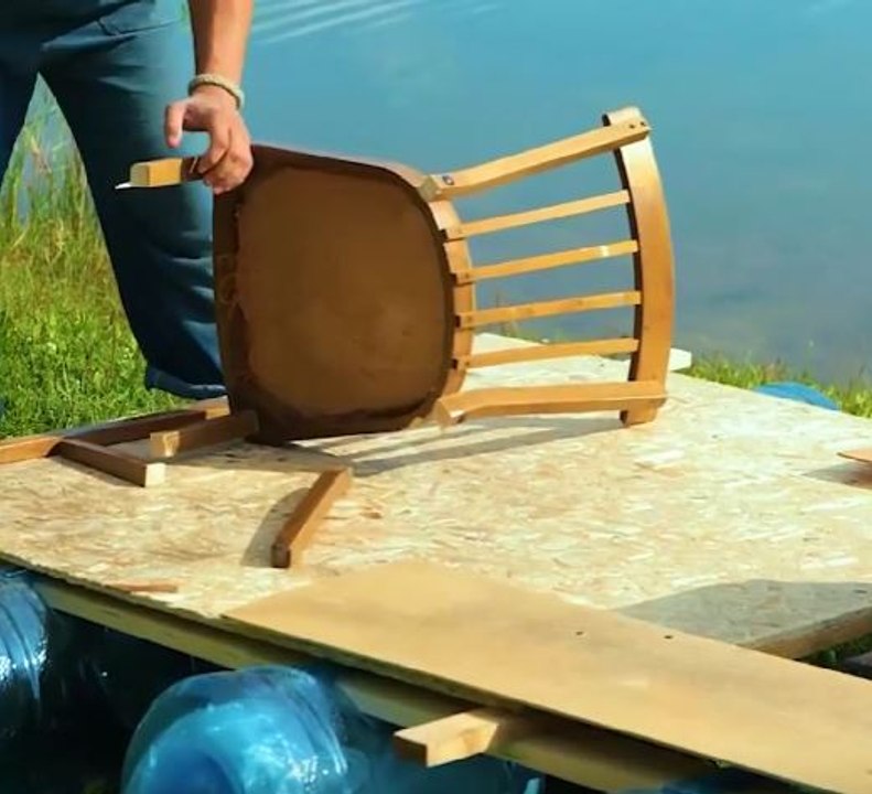 Un radeau innovant fabriqué avec des jugs d'eau