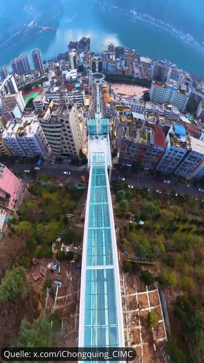 Ein spektakulärer drohnenflug über die längste outdoor-rolltreppenverbindung der welt in china