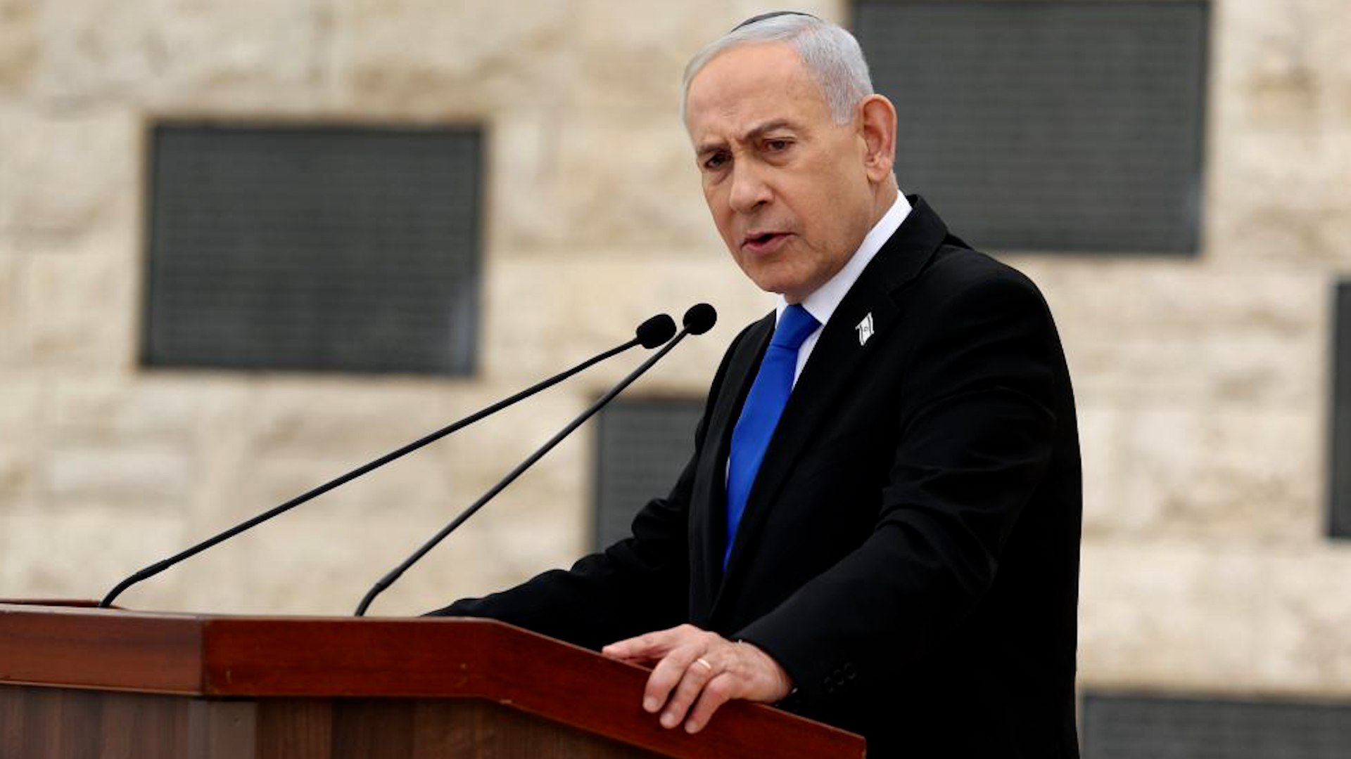 El primer ministro de Israel, Benjamin Netanyahu, asegur� este viernes que el Ej�rcito israel� ya controla el 60% de la Franja de Gaza en plena ofensiva militar contra Ham�s. Las declaraciones fueron realizadas durante el acto oficial por el D�a de Jerusal�n, una jornada especialmente sensible en Oriente Medio y marcada cada a�o por fuertes tensiones entre israel�es y palestinos.

"Hoy es el 60%, ma�ana veremos", afirm� Netanyahu ante cientos de asistentes, provocando una ovaci�n entre el p�blico presente. El dirigente israel� no aclar� si Israel tiene previsto abandonar Gaza una vez finalice la operaci�n militar, lo que vuelve a aumentar la incertidumbre sobre el futuro del territorio palestino.

La guerra en Gaza contin�a dejando una grave crisis humanitaria. M�s de dos millones de personas permanecen desplazadas y hacinadas en menos de la mitad del enclave palestino, una estrecha franja costera de apenas 40 kil�metros situada junto al Mediterr�neo y rodeada en gran parte por zonas bajo control israel�.

Netanyahu tambi�n advirti� de que el conflicto con Ir�n "a�n no ha terminado", elevando la tensi�n regional. Mientras tanto, el D�a de Jerusal�n vuelve a celebrarse bajo un clima pol�tico explosivo y con riesgo de nuevos enfrentamientos violentos en Jerusal�n Este.