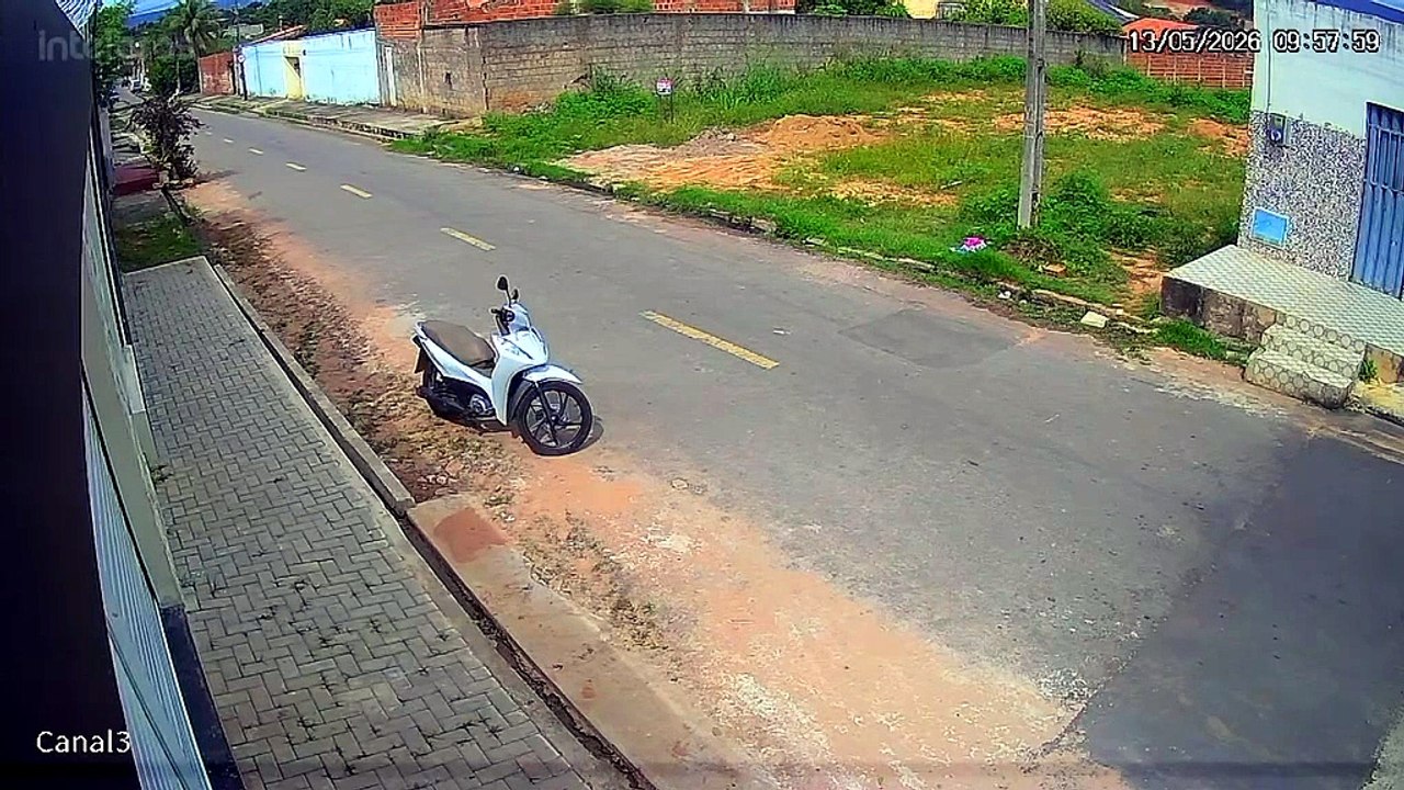 Motorista dá ré e capota carro em Juazeiro do Norte