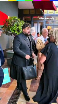 Cannes : La tenue de l'acteur Artus en jupe plissée et avec un sac à main fait polémique sur les réseaux sociaux, accusé de wokisme par certains et défendu par d'autres pour son côté branché