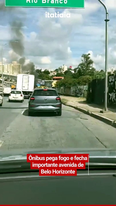 Ônibus pega fogo e fecha importante avenida de Belo Horizonte