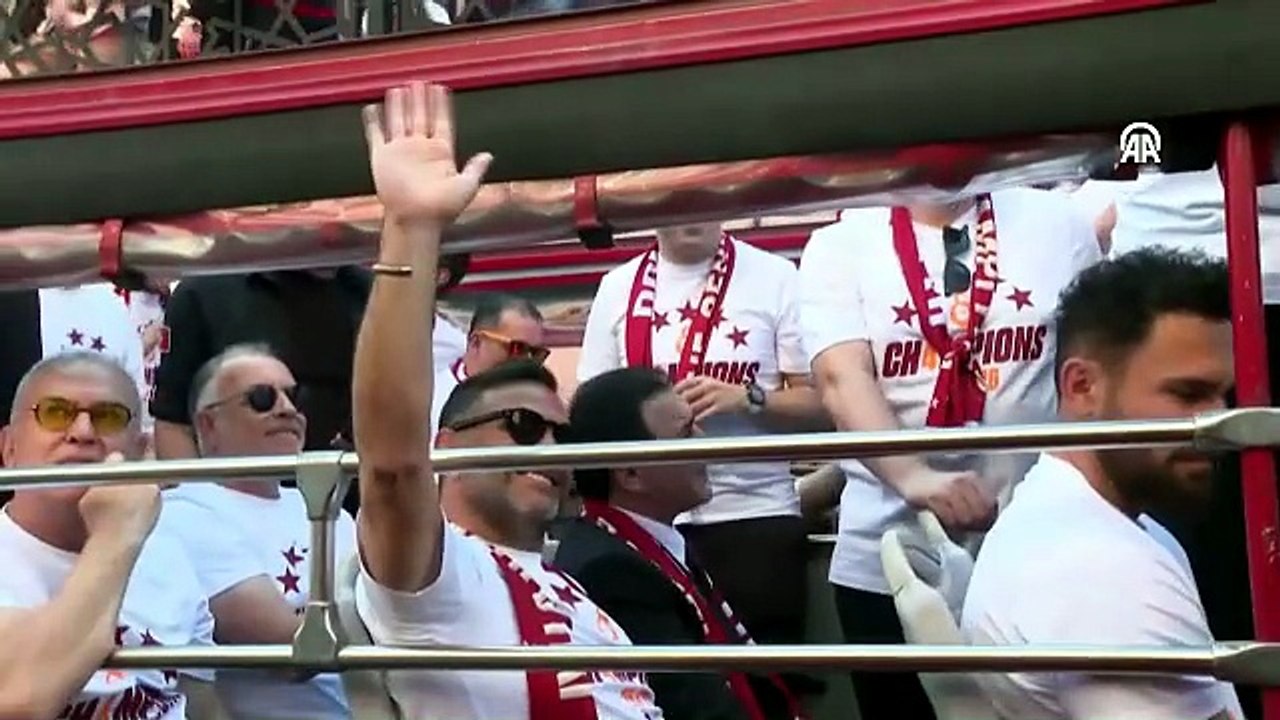 Galatasaray şampiyonluğunu kutluyor