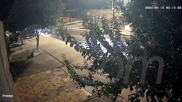 Vídeo carro destrói ponto de ônibus e invade casa em Cascavel