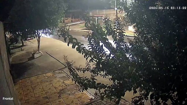 Câmera flagra carro desgovernado destruindo ponto de ônibus no Bairro Morumbi