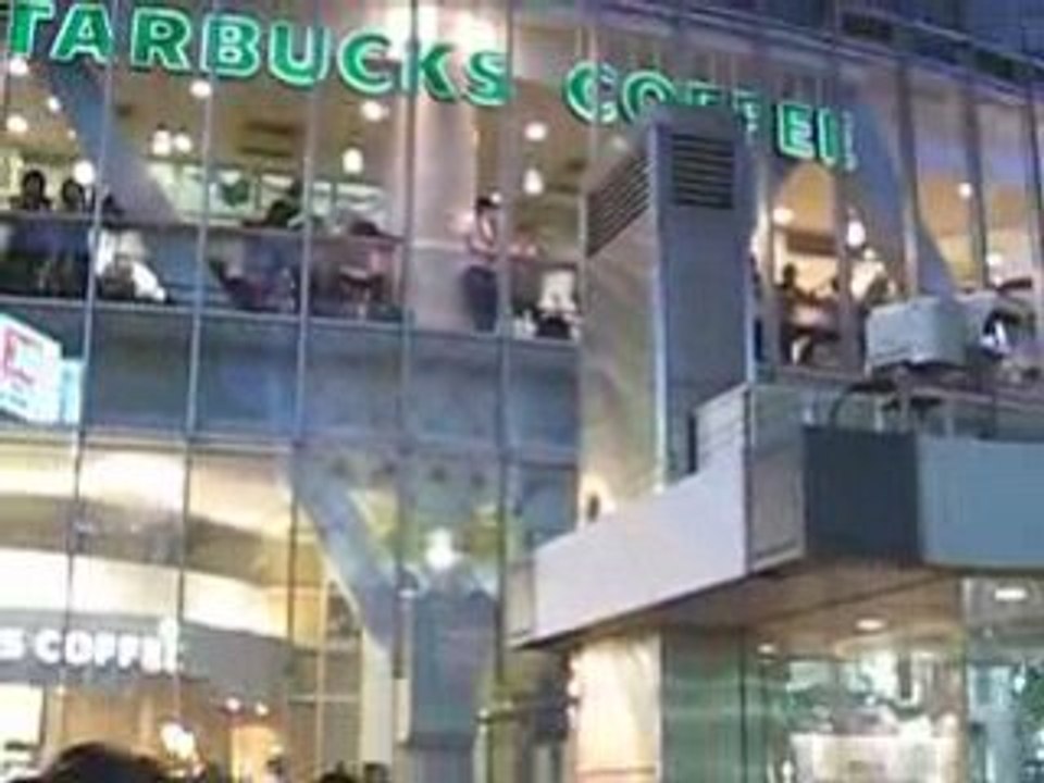 Le mythique carrefour de Shibuya de nuit