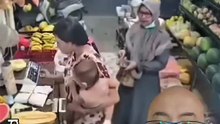 Elle pince en enfant par méchanceté et joue la gentille après