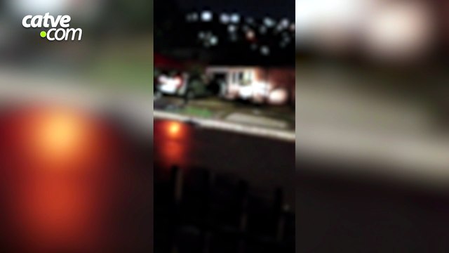 Vídeo carro destrói ponto de ônibus e invade casa em Cascavel