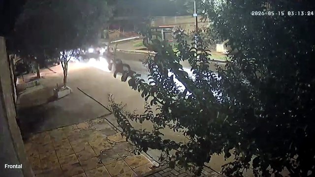 Câmera flagra carro desgovernado destruindo ponto de ônibus no Bairro Morumbi