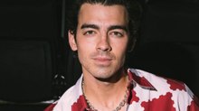Joe Jonas captado limpiandose las manos tras saludar a fans