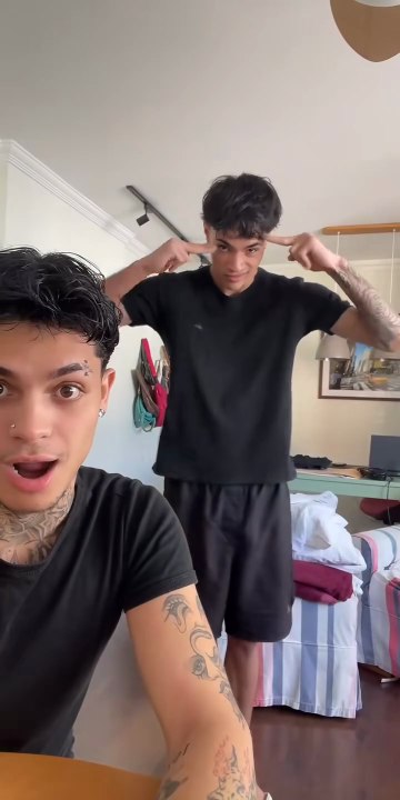 Jovem farmando aura na internet