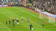 El 'Dibu' Martínez reta a su hijo a una tanda de penaltis... y enamora a la afición del Aston Villa