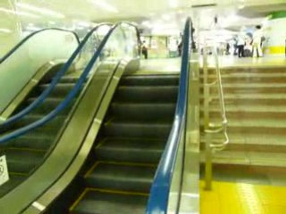 Shinjuku 7/24 - Escalator