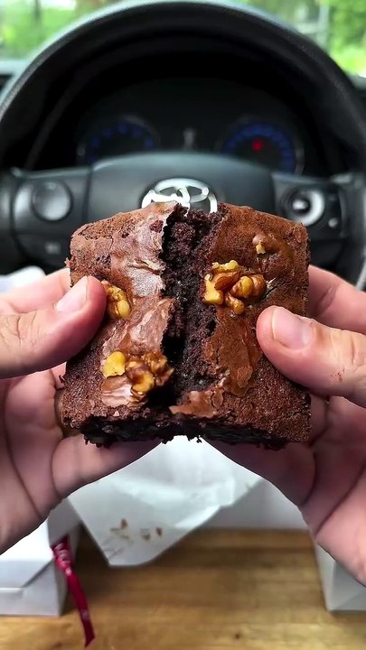 Luxuriously crafted heavy fudge brownies 😍🏻by @cocoaeclatofficial 1. Nuts about brownies- Th