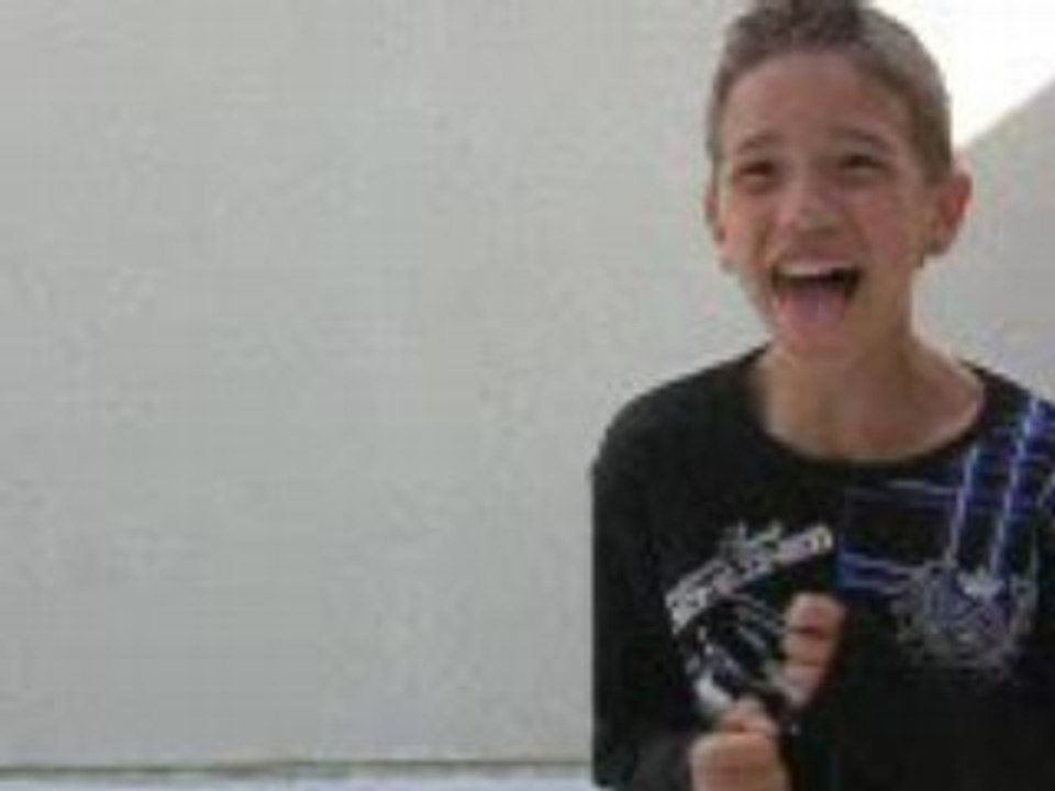 timo se force a rire a more