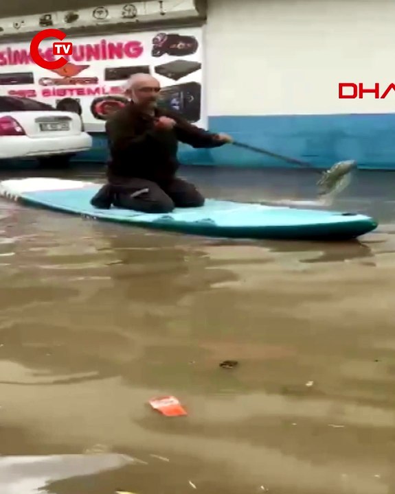 Sanayi sitesi göle döndü; usta tepkisini sup board ile gösterdi