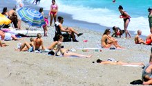 Antalya’da yazı aratmayan görüntüler: Konyaaltı Sahili doldu taştı