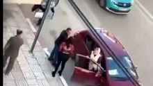 أمراة تمسك زوجها يقوم بخيانتها في سيارة
