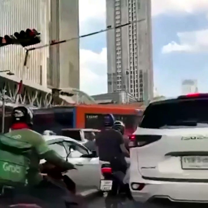 REGARDEZ : 🚨 Un train percute un bus à Bangkok : au moins 8 morts et des dizaines de blessés