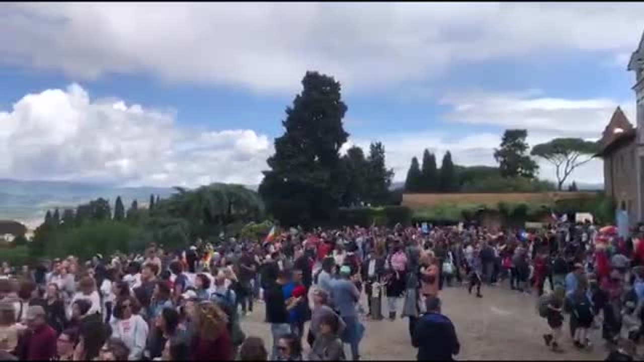 Firenze, la camminata della pace dei bambini da piazza Santa Croce alla Basilica di San Miniato