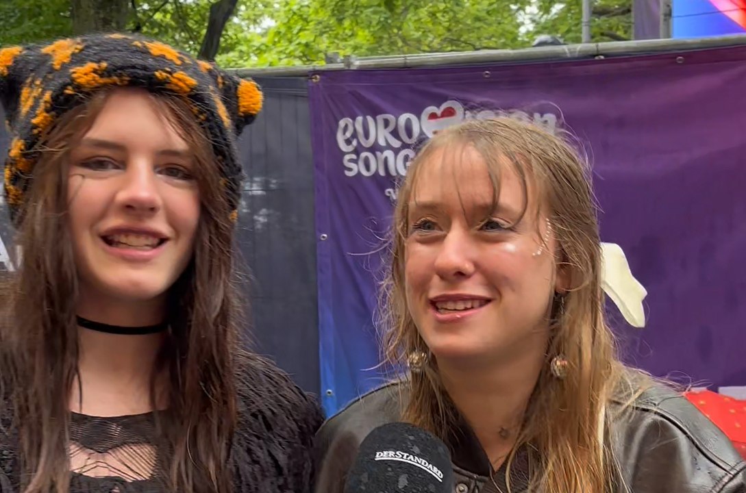 ESC-Warteschlange vor der Stadthalle: Wie ist die Stimmung im Regen?