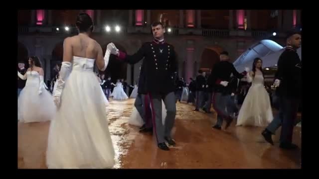 Modena, il video del «Gran Ballo delle debuttanti» alla cerimonia del Mak P 100 dell'Accademia militare