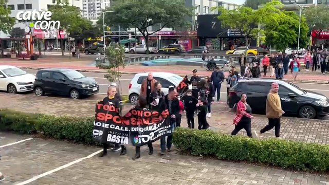 Caminhada contra a pedofilia reúne centenas de pessoas no Centro de Cascavel