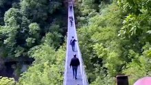 Sospesi nel vuoto in Oltrepò Pavese: inaugurato il ponte tibetano