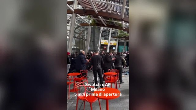 Swatch e Audemars Piguet, code di notte e risse a Milano per comprare il Royal Pop: in Gae Aulenti volano le sedie