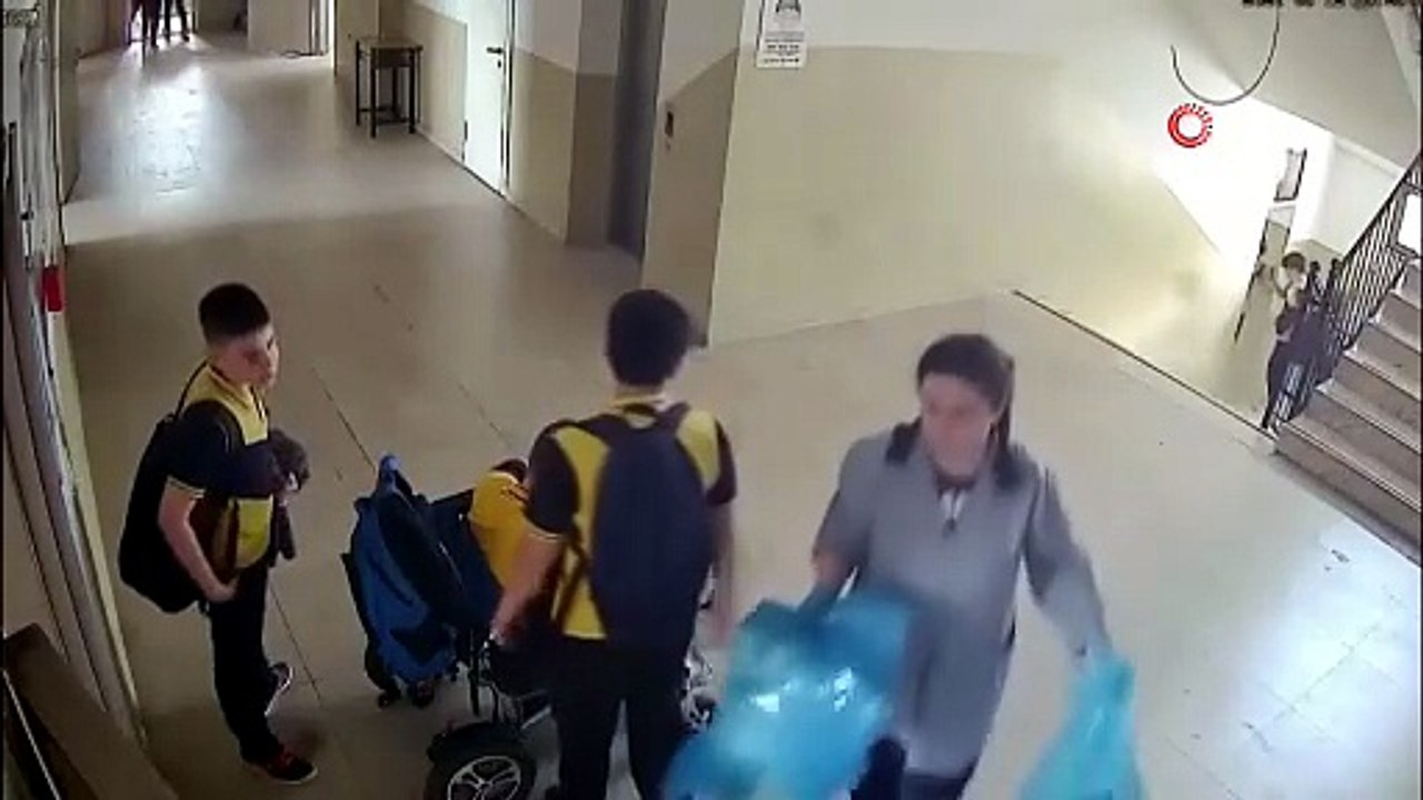 Asansör Bozulunca Öğretmen Engelli Öğrencisini Sırtında Taşıdı