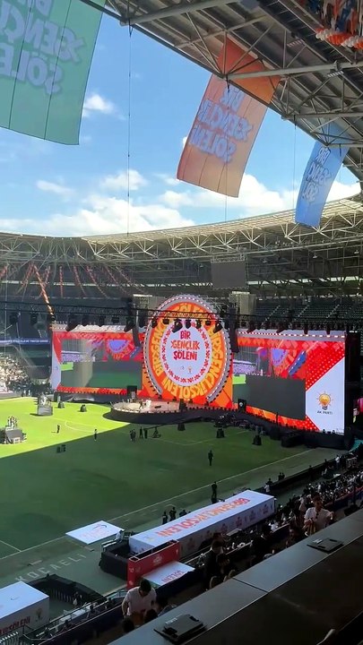 Gençlik Şöleni’nde Uğur Işılak sahnede! Binlerce genç o şarkılara eşlik etti