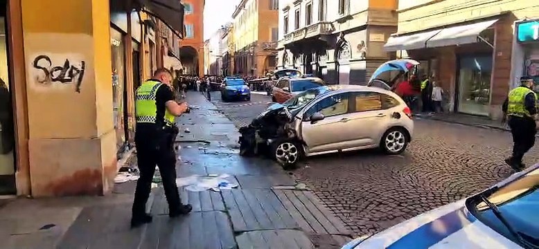Modena, auto sulla folla in via Emilia centro: diversi feriti
